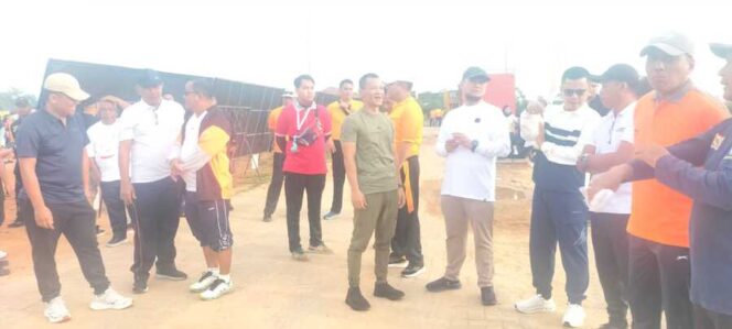 
					Dandim 0209/LB Letkol Inf Yudy Ardiyan Saputro, S.I.P bersama Forkopimda Kabupaten Labuhanbatu Utara menghadiri kegiatan senam sehat dan jalan santai di Alun-alun kota Aek Kanopan, Minggu (20/07/2025)