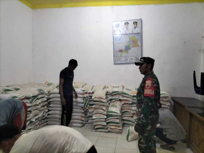 
					Babinsa Serda J. Sitohang melaksanakan pendampingan pendistribusian bantuan pangan beras dari Pemerintah Pusat Rabu (23/07/2025)