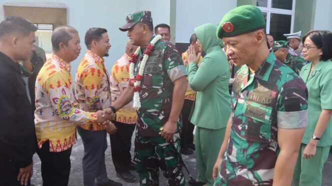 
					Dandim 0209/LB Letkol Inf Yudy Ardiyan Saputro, S.IP., menyambut kunjungan kerja Danrem 022/PT Kolonel Inf Agus Supriyono,S.E.M.Han., beserta rombongan di Makodim 0209/LB Kamis (24/07/2025)