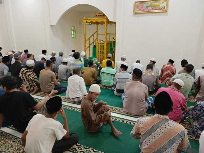 
					Satgas TNI TMMD ke-125 Kodim 0209/Labuhanbatu turut melaksanakan ibadah Sholat Jumat bersama masyarakat di Masjid Ikhlasiyah Isfensyah, Desa Tanjung Medan, Jumat (25/07/2025)