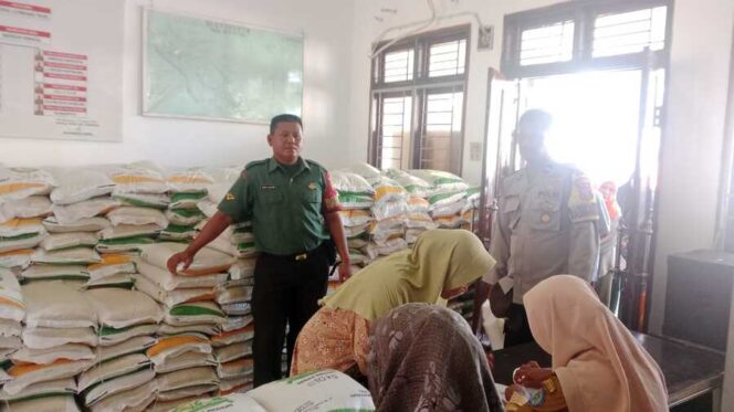 
					Babinsa Koramil 09/NL Serda Renol Gultom melaksanakan pendampingan dalam kegiatan pendistribusian bantuan beras pangan dari pemerintah, Senin (28/07/2025)
