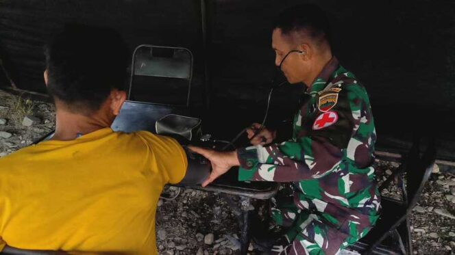 
					Serma Marasutan Pohan melaksanakan pemeriksaan kesehatan gratis di Desa Tanjung Medan, Senin (28/07/2025)