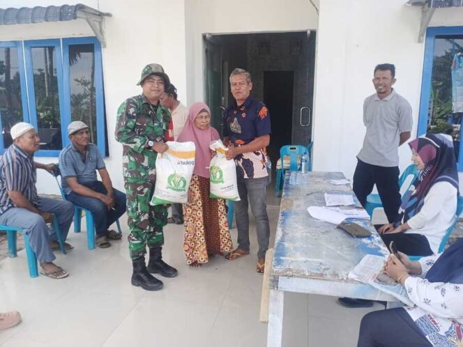 
					Babinsa Koramil 03/SB berikan bantuan pangan beras kepada masyarakat