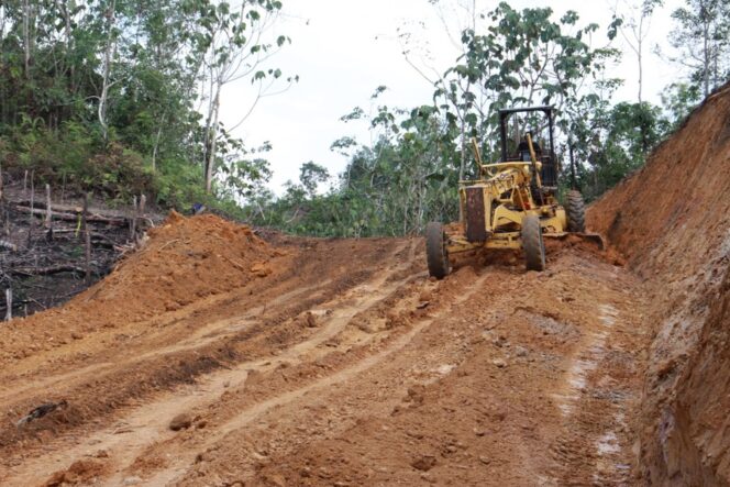 
					Progres pembangunan jalan penghubung antara Dusun Aek Binanga dan Dusun Aek Bandingin kini mulai menunjukkan hasil yang jelas dan nyata, Rabu (30/07/2025)