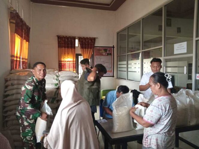 
					Babinsa Koramil 01/AK Serda Mardiansyah mengawasi jalannya penyaluran bantuan beras, Rabu (30/07/2025)