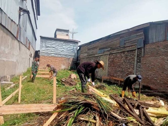 
					Kegiatan penggalian pondasi untuk pembangunan Mess Koramil 03/SB yang berlokasi di Jalan Kartini, Kelurahan Sei Berombang, Kecamatan Panai Hilir, Kabupaten Labuhanbatu, Kamis (31/07/2025)