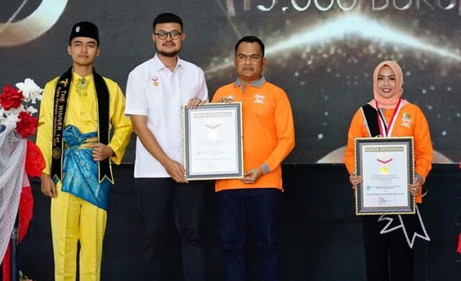 
					Penghargaan oleh Museum Rekor Indonesia Lutvi Syah Pratama kepada Bupati Labuhanbatu dr Hj. Maya Hasmita Sp.OG. M.KM, Rabu (13/08/2025)