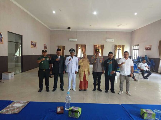 
					Danramil 12/Langga Payung Kapten Inf J. Sembiring beserta satu orang anggota menghadiri upacara pengambilan sumpah dan pelantikan pejabat Kepala Desa Marsonja yang dilaksanakan di Aula Kantor Camat Sungai Kanan, Rabu (30/07/2025)