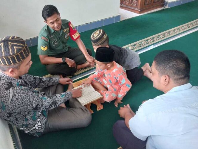 
					Serka Irham Sabry Nst aktif memberikan bimbingan mengaji kepada anak-anak di Desa binaannya, , Rabu (30/07/2025)