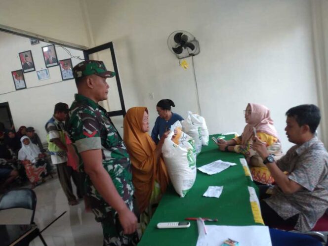 
					Babinsa Koramil 07/AKB Kopda Sigit Hamdani, melaksanakan pendampingan dalam kegiatan pendistribusian Beras Pangan Bantuan Pemerintah, Kamis (31/07/2025)