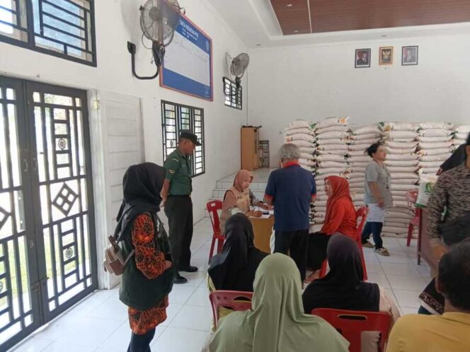 
					Babinsa Koramil 13/AN Serda Agus Susanto, turut serta mendampingi kegiatan penyaluran bantuan beras pangan dari pemerintah kepada beberapa Desa di  Kecamatan Bilah Hulu, Kamis (31/07/2025)