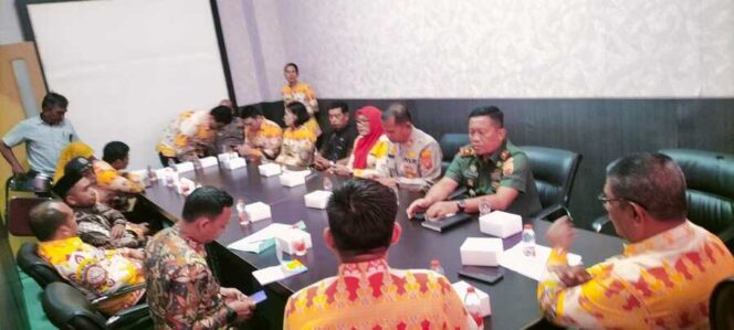 
					Danramil 01/AK Mayor Inf. Parlindungan Sinaga, S.H., menghadiri rapat persiapan peringatan Hari Ulang Tahun Republik Indonesia yang ke-80 di ruang kerja Sekda Kantor Bupati Labuhanbatu Utara, Kamis (31/07/2025)