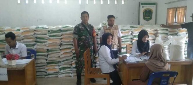 
					Babinsa Koramil 05/BD Sertu Tareeq Hadya melaksanakan pendampingan dalam kegiatan pendistribusian Beras Pangan Bantuan Pemerintah, Jumat (01/08/2025)