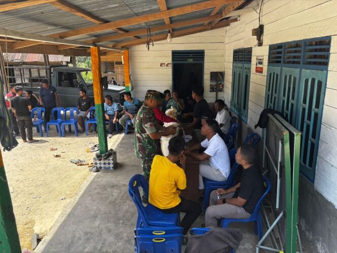 
					Babinsa Koramil 07/AKB Koptu Irawan, melaksanakan pendampingan dalam kegiatan pendistribusian beras pangan bantuan Pemerintah Sabtu (02/08/2025)
