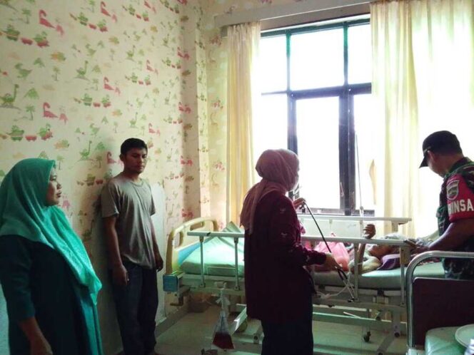 
					Babinsa Koramil 01/AK Jenguk Salah Satu Warganya  Yang Terbaring Sakit di RSUD Aek Kanopan