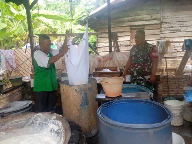 
					Babinsa Koramil 09/NL Serda Rudianto, melakukan kunjungan ke tempat usaha pembuatan tahu milik Watio, Minggu (03/08/2025)