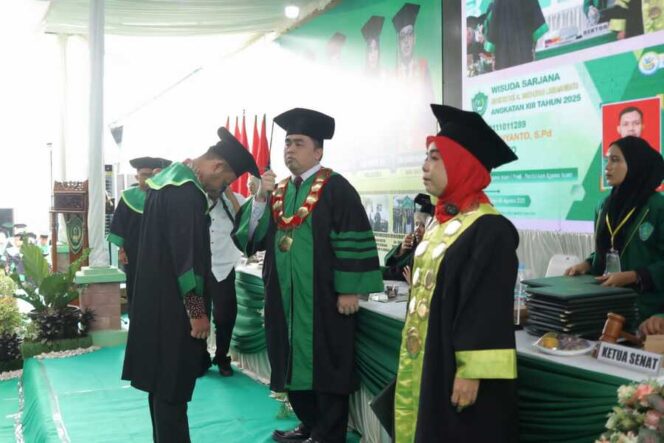 
					Rektor Universitas Al Washliyah Labuhanbatu, Basyarul Ulya S.H., M.M mengucapkan Selamat dan Sukses atas diraihnya gelar sarjana bagi wisudawan wisudawati, Senin (04/08/2025)