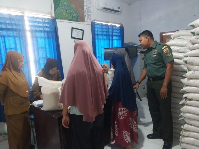 
					Babinsa Koramil 12/LP Serda Edy Harahap melaksanakan pendampingan kegiatan pembagian beras bantuan dari pemerintah kepada masyarakat, Selasa (05/08/2025)