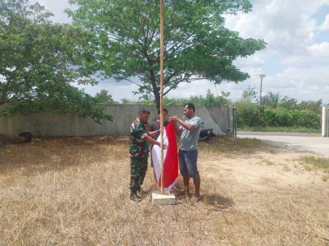
					Jelang HUT ke-80 RI , Batituud  Koramil 12/LP Himbau Pemasangan  Bendera  Merah  Putih