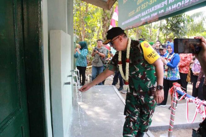
					Ketua Tim Wasev TMMD Brigjen TNI Farouk Pakar, S.Pd., M.Han., melihat secara langsung tingkat kejernihan air serta mencicipinya, dan merasakan kualitasnya, Kamis (07/08/2025)