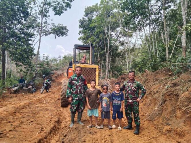 
					Sertu Panindoan Siregar dan Serda Herman Melayu berbagi canda tawa, hingga berfoto bersama anak-anak dan warga sekitar