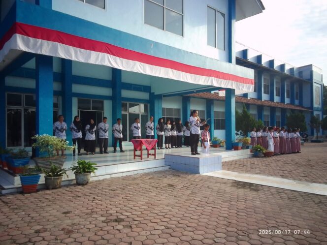 
					Pembina upacara selaku Kepala Sekolah Riris Melati Sinaga ,S.Pd.