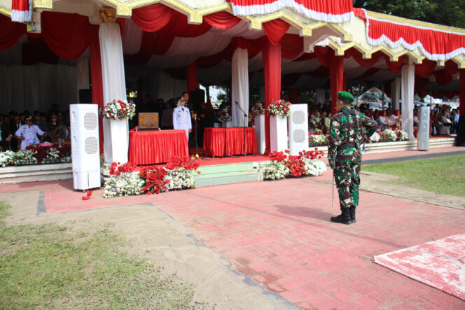 
					Bupati Labuhanbatu, dr. Hj. Maya Hasmita, Sp.OG., M.K.M. bertindak sebagai Inspektur Upacara, Minggu (17/08/2025)