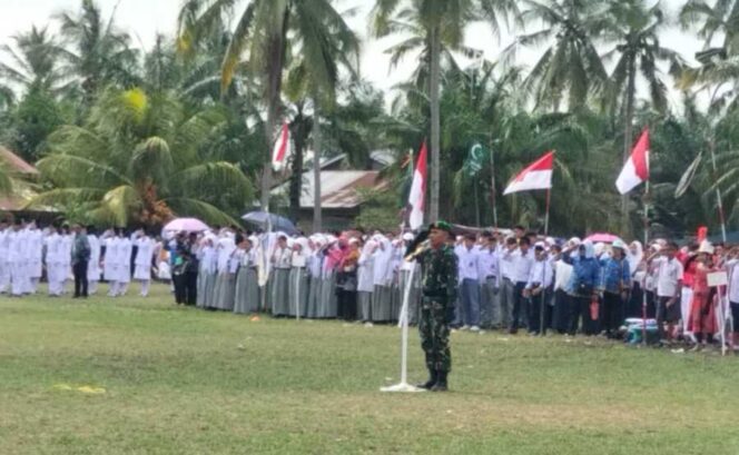 
					Babinsa Koramil 03/SB Serda J Sitohang selaku komandan upacara memimpin pelaksanaan Upacara Bendera Peringatan HUT ke-80 Kemerdekaan RI, Minggu (17/08/2025)
