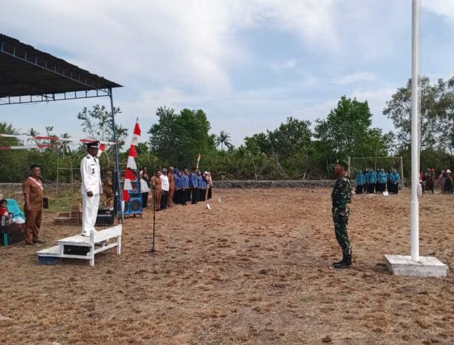 
					Babinsa Koramil 03/SB Kopda Irwahidin selaku Komandan Upacara melaksanakan kegiatan Upacara Bendera memperingati Hari Ulang Tahun ke-80 Kemerdekaan Republik Indonesia Tahun 2025, Minggu (17/08/2025)