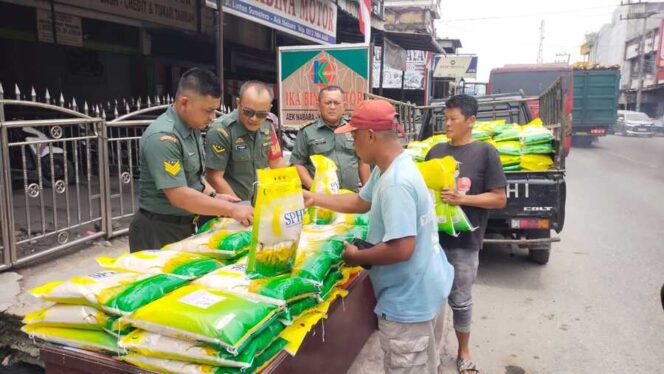 
					Personel Koramil 13/AN Kodim 0209/Labuhanbatu ikut serta dalam pelaksanaan Gerakan Pangan Murah (GPM), Selasa (19/08/2025)