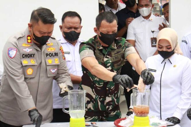 
					Pemusnahan barang bukti oleh Dandim 0209/LB, Kapolres Labuhanbatu, Bupati Labuhanbatu