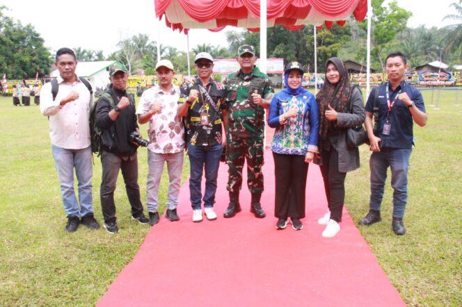 
					Wartawan mitra TNI AD dan personel penerangan Kodim 0209/LB, saat berfhoto bersama dengan Danrem 022/PT Kolonel Inf Agus Supriyono, S.E., M.Han., serta Bupati Labuhanbatu dr. Hj. Maya Hasmita, Sp.OG., M.K.M.