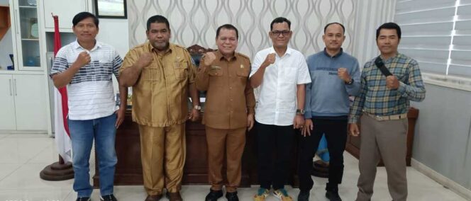 
					Sekda Labuhanbatu, Ir. Hasan Heri Rambe didampingi Asisten III Pemkab Labuhanbatu Zaid Harahap, bersama jajaran pengurus SMSI Labuhanbatu Raya, Ketua Teguh 
Adi Putra Sitorus, Sekjend SMSI Bambang Afdillah, Bendahara SMSI Parlaungan Sipahutar, juga pengurus lainnya Herman Damanik. 