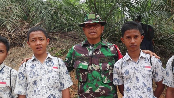 
					Kebersamaan Babinsa Kodim 0209/LB dengan anak-anak sekolah, di Desa Tanjung Medan, Selasa (26/08/2025) 