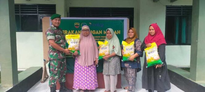 
					Personel Babinsa turun langsung membantu dan menyukseskan Gerakan Pangan Murah (GPM) di wilayah Kecamatan NA-IX-X, Selasa (26/8/2025)
