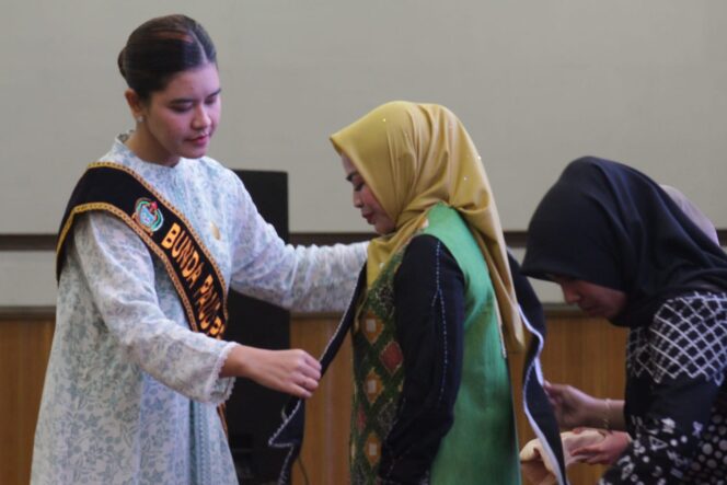 
					Ny. Kahiyang Ayu Bobby Nasution, sematkan selempang Bunda Paud kepada dr. Hj. Maya Hasmita Sp.OG, M.K.M, Rabu (27/08/2025)