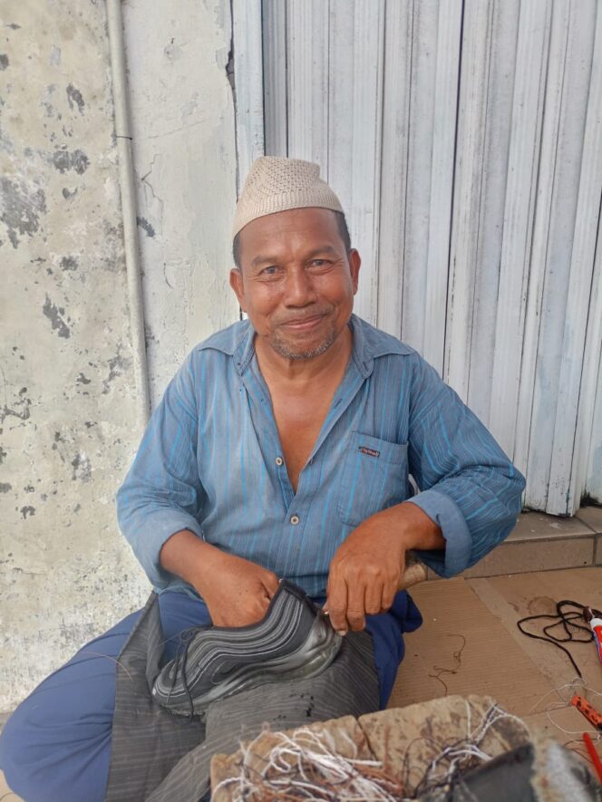 
					Bang Lomo Harahap menekuni profesi sebagai penjahit sepatu selama lebih dari 42 tahun