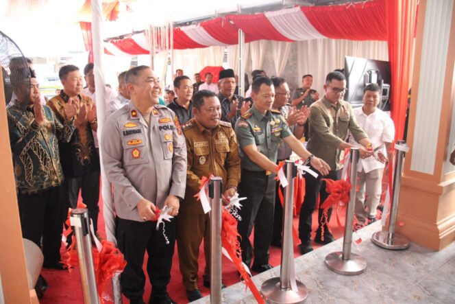 
					Kasat Narkoba Labusel, Dandim 0209/LB, Wakil Bupati Labuhanbatu dan Waka Polres Labuhanbatu saat gunting pita peresmian Kantor Unit Intel Kodim 0209/LB. Selasa (26/08/2025)