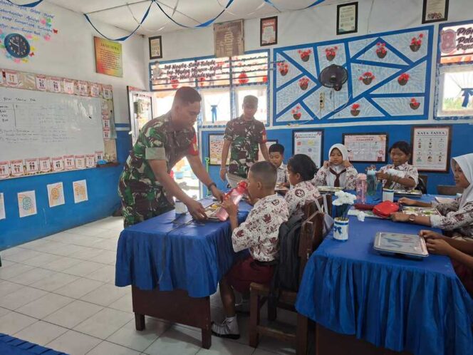 
					Babinsa Koramil 08/RP, Sertu Isdianto dan Sertu Otniel, yang memastikan program berjalan lancar dan tepat sasaran