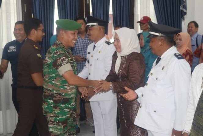 
					Kasdim Mayor Inf. S.H. Tanjung menghadiri pengukuhan perpanjangan masa jabatan 18 Kepala Desa di Aula Pendopo Rumah Dinas Bupati, Jumat (29/08/2025)