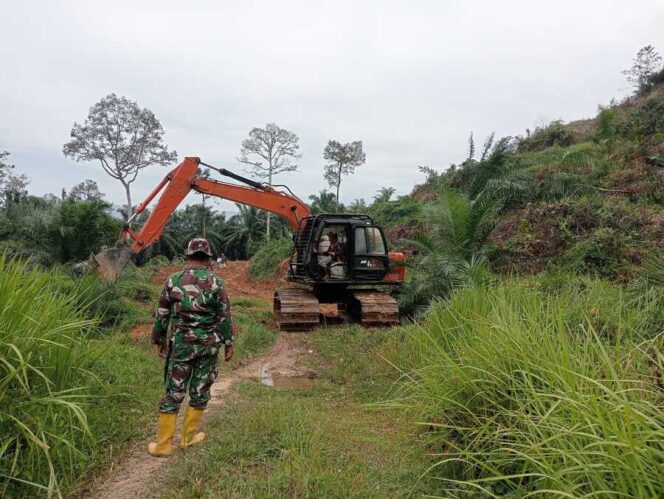 
					Pengerjaan pembukaan jalan penghubung tiga dusun , Aek Badingin, Binanga Tolang dan Tanjung Beringin telah mencapai 85 persen, Selasa (19/08/2025)