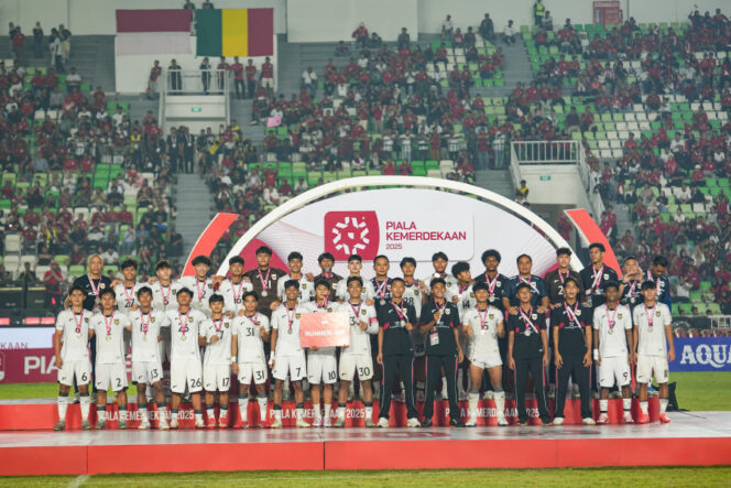 
					Timnas U-17 saat penyerahan medali Runner up pada Piala Kemerdekaan 2025, Senin (18/08/2025), Sumber Foto: pssi.org