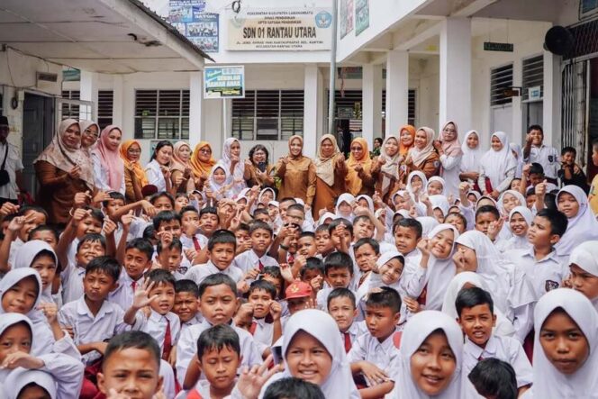 
					Bupati Maya menyempatkan diri bersilaturahmi dan berfoto bersama guru-guru SDN 01 Rantau Utara