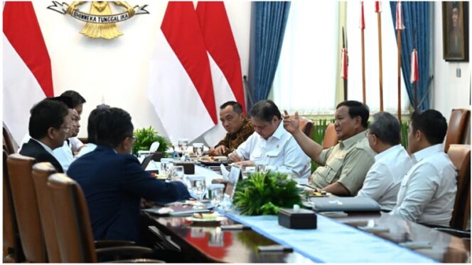 
					Presiden Prabowo memimpin rapat terbatas di Istana Merdeka bahas percepatan program prioritas. Fokusnya penciptaan jutaan lapangan kerja baru, Selasa (09/09/2025) Fhoto: BPMI Setpres/Kris