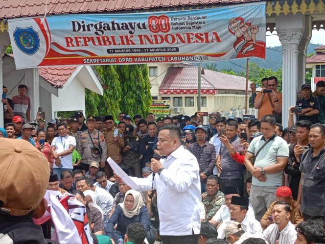 
					Ketua DPRD Labuhanbatu, Arjan Priadi Ritonga saat membacakan surat pernyataan resmi kepada para peserta aksi damai, Senin (01/09/2025)