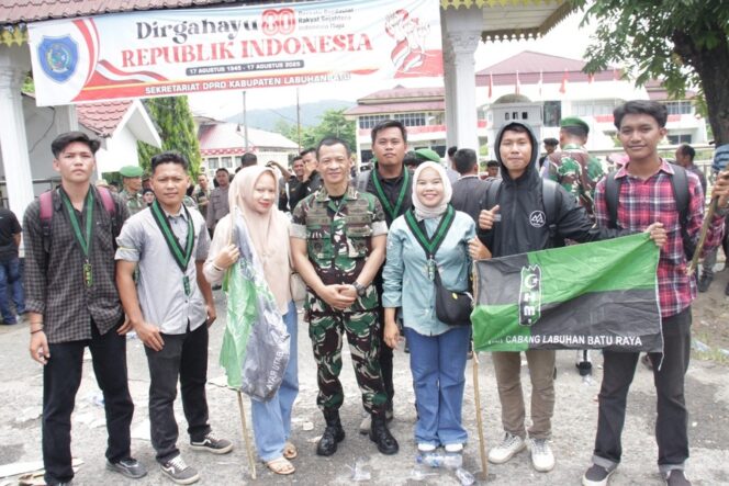 
					Mahasiswa mengajak Dandim 0209/LB untuk berfoto bersama, Senin (01/09/2025)