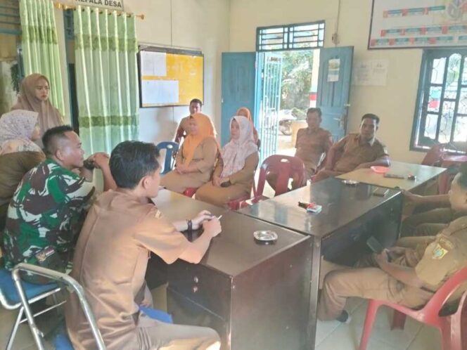 
					- Babinsa Koramil 12/LP Koptu Antono menghadiri rapat koordinasi di Kantor Desa Huta Godang, Senin (1/9/2025)