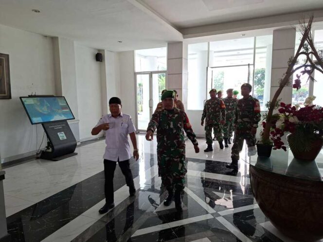 
					Danramil 08/RP Kapten Inf Jendakami Sembiring memimpin patroli hari kedua pasca aksi demo di Kantor DPR Labuhanbatu, Rabu (03/09/2025)
