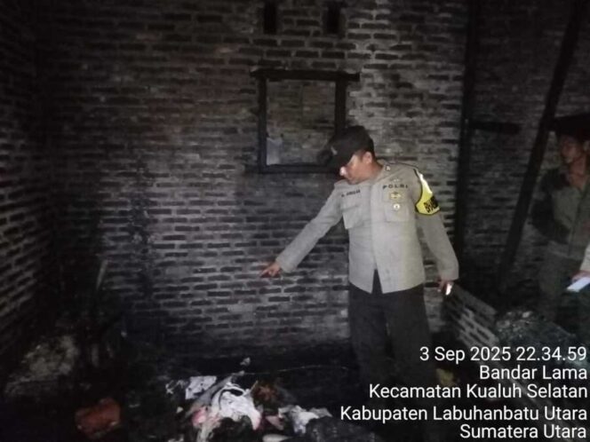 
					Lokasi kebakaran yang melanda satu rumah permanen di Dusun V, Desa Bandar Lama, Kecamatan Kualuh Selatan, Labuhanbatu Utara, Rabu malam (03/09/2025)