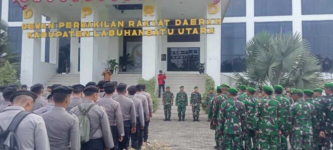 
					Kodim 0209/LB bersama Polres Labuhanbatu, Satpol PP, Dishub, Damkar, dan Dinas Kesehatan Labura menggelar apel kesiapsiagaan di Kabupaten Labuhanbatu Utara, Rabu (3/9/2025)